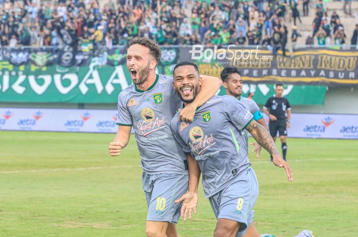 Jose Pedro Magalhaes Valente alias Ze Valente (kiri) dan Paulo Victor Costa Soares sedang merayakan gol Persebaya Surabaya dalam laga pekan ke-18 Liga 1 2022 di Stadion Indomilk Arena, Tangerang, Banteng, Rabu (18/1/2023).