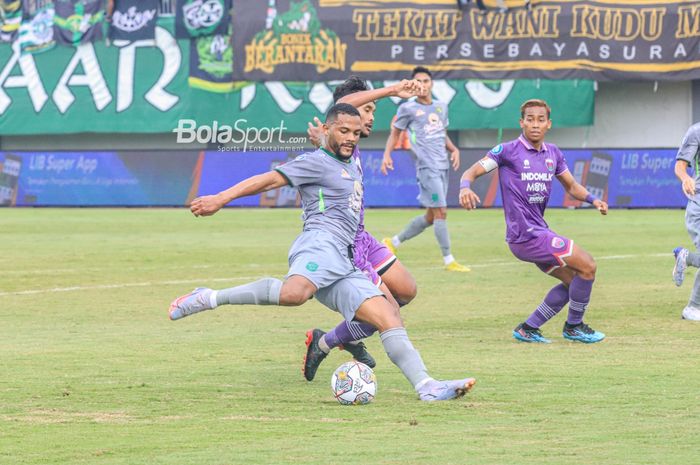 Striker Persebaya Surabaya, Paulo Victor Costa Soares (kiri), akan menendang bola dalam laga pekan ke-18 Liga 1 2022 di Stadion Indomilk Arena, Tangerang, Banteng, Rabu (18/1/2023).