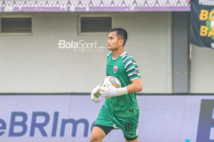 Kiper Persita Tangerang, Dhika Bayangkara, sedang mengusai bola dalam laga pekan ke-18 Liga 1 2022 di Stadion Indomilk Arena, Tangerang, Banteng, Rabu (18/1/2023).