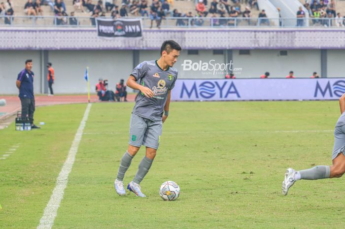 Pemain Persebaya Surabaya, Sho Yamamoto, sedang menguasai bola dalam laga pekan ke-18 Liga 1 2022 di Stadion Indomilk Arena, Tangerang, Banteng, Rabu (18/1/2023).