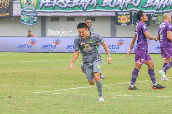 Pemain Persebaya Surabaya, Sho Yamamoto, sedang selebrasi seusai mencetak gol dalam laga pekan ke-18 Liga 1 2022 di Stadion Indomilk Arena, Tangerang, Banteng, Rabu (18/1/2023).