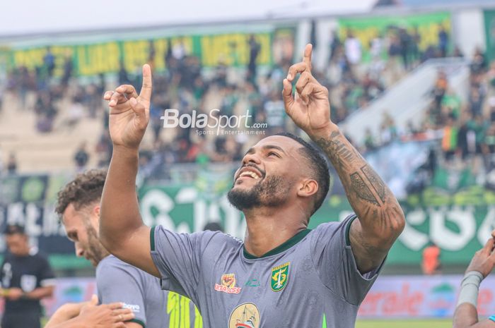 Penyerang Persebaya Surabaya, Paulo Victor Costa Soares, sedang selebrasi seusai mencetak gol dalam laga pekan ke-18 Liga 1 2022 di Stadion Indomilk Arena, Tangerang, Banteng, Rabu (18/1/2023).