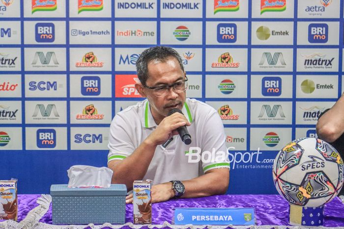 Pelatih Persebaya Surabaya, Aji Santoso, sedang memberikan keterangan kepada awak media seusai laga pekan ke-18 Liga 1 2022 di Stadion Indomilk Arena, Tangerang, Banteng, Rabu (18/1/2023).