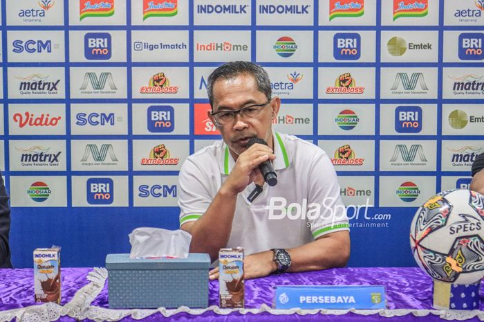 Pelatih Persebaya Surabaya, Aji Santoso, sedang memberikan keterangan kepada awak media seusai laga pekan ke-18 Liga 1 2022 di Stadion Indomilk Arena, Tangerang, Banteng, Rabu (18/1/2023).