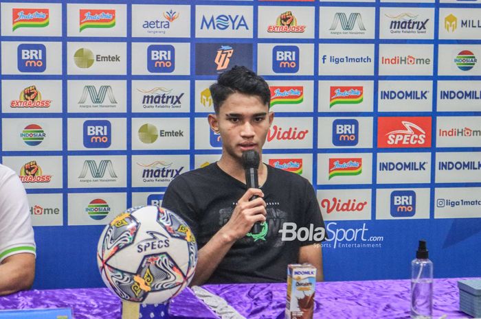 Gelandang Persebaya Surabaya, Marselino Ferdinan, sedang memberikan keterangan kepada awak media seusai laga pekan ke-18 Liga 1 2022 di Stadion Indomilk Arena, Tangerang, Banteng, Rabu (18/1/2023).