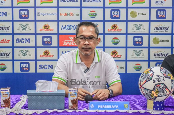 Pelatih Persebaya Surabaya, Aji Santoso, saat hadir dalam sesi jumpa pers seusai laga pekan ke-18 Liga 1 2022 di Stadion Indomilk Arena, Tangerang, Banteng, Rabu (18/1/2023).