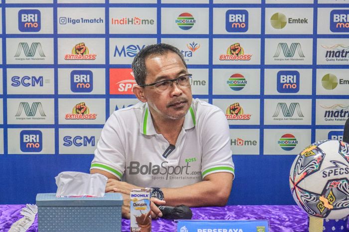 Pelatih Persebaya Surabaya, Aji Santoso, saat hadir dalam sesi jumpa pers seusai laga pekan ke-18 Liga 1 2022 di Stadion Indomilk Arena, Tangerang, Banteng, Rabu (18/1/2023).