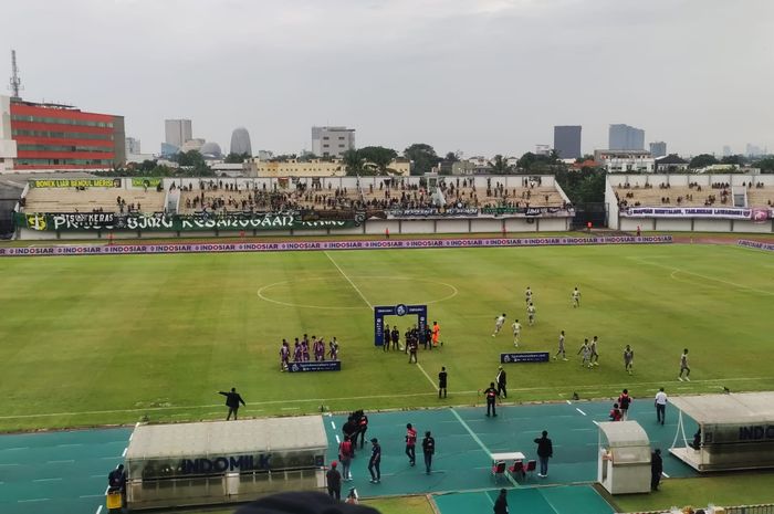 Suasana pertandingan antara Persita Tangerang versus Persebaya Surabaya pada laga pekan ke-18 Liga 1 2022/2023 di Stadion Indomilk Arena, Tangerang, Banteng, Rabu (18/1/2023).