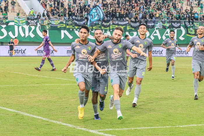 Gelandang Persebaya Surabaya, Marselino Ferdinan, sedang merayakan golnya bersama rekannya diantaranya Michael Bonzoji Rumere, Jose Pedro Magalhaes Velente (Ze Valente) dan Rizky Ridho saat pekan ke-18 Liga 1 2022 di Stadion Indomilk Arena, Tangerang, Banteng, Rabu (18/1/2023).