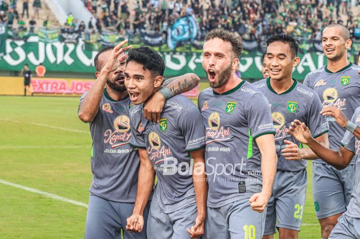 Gelandang Persebaya Surabaya, Marselino Ferdinan, sedang merayakan golnya bersama rekannya diantaranya Jose Pedro Magalhaes Valente (Ze Valente) dan Rizky Ridho saat pekan ke-18 Liga 1 2022 di Stadion Indomilk Arena, Tangerang, Banteng, Rabu (18/1/2023).