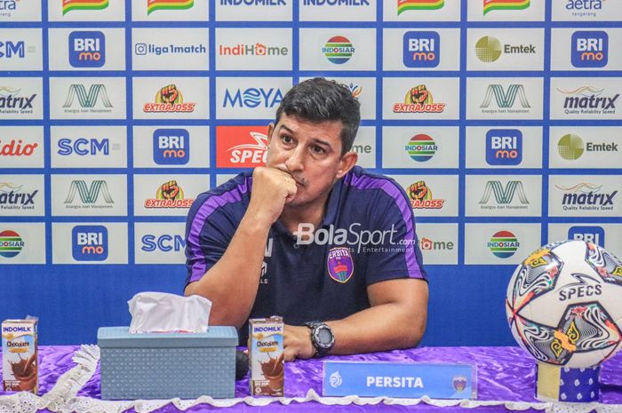 Pelatih Persita Tangerang, Angel Alfrefo Vera, saat hadir dalam sesi jumpa pers seusai laga pekan ke-18 Liga 1 2022 di Stadion Indomilk Arena, Tangerang, Banteng, Rabu (18/1/2023).