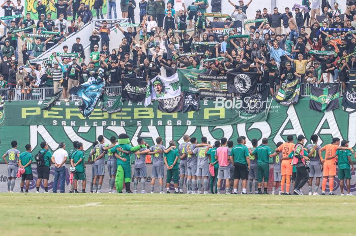 Skuat Persebaya Surabaya (skuad Persebaya Surabaya) menghampiri para suporternya bernama Bonek Mania seusai laga pekan ke-18 Liga 1 2022 di Stadion Indomilk Arena, Tangerang, Banteng, Rabu (18/1/2023).