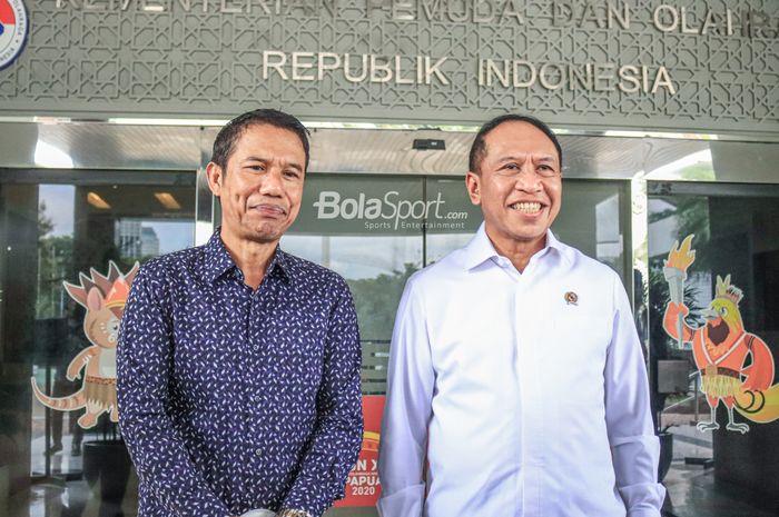 Menteri Pemuda dan Olahraga Republik Indonesia, Zainudin Amali (kanan) dan Sekretaris Jendral PSSI, Yunus Nusi (kiri), sedang memberikan keterangan kepada awak media di Kantor Kemenpora, Senayan, Jakarta, 19 Januari 2023.