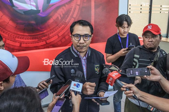 Ketua Komite Pemilihan (KP), Amir Burhanuddin, sedang memberikan keterangan kepada awak media di GBK Arena, Senayan, Jakarta, 19 Januari 2023.