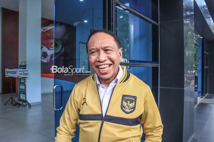 Menteri Pemuda dan Olahraga Republik Indonesia, Zainudin Amali, memberikan senyuman saat tiba di GBK Arena, Senayan, Jakarta, 19 Januari 2023.