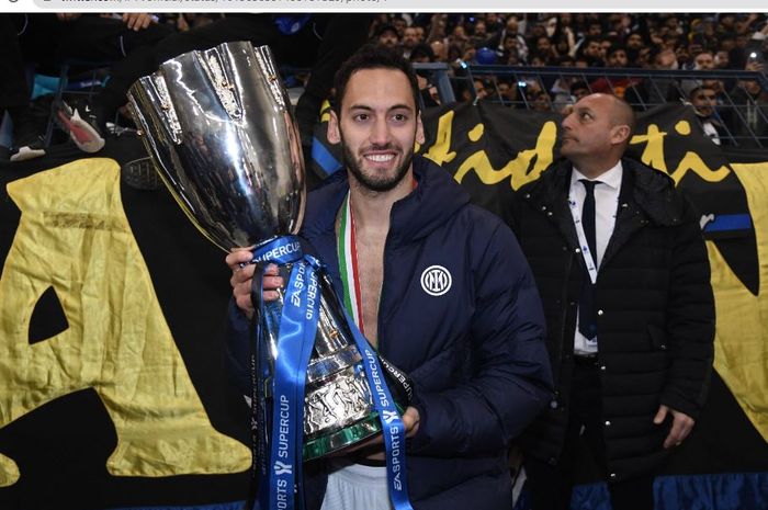 Hakan Calhanoglu berpose dengan trofi Supercoppa Italiana 2022-2023 yang berhasil didapatkan Inter Milan.