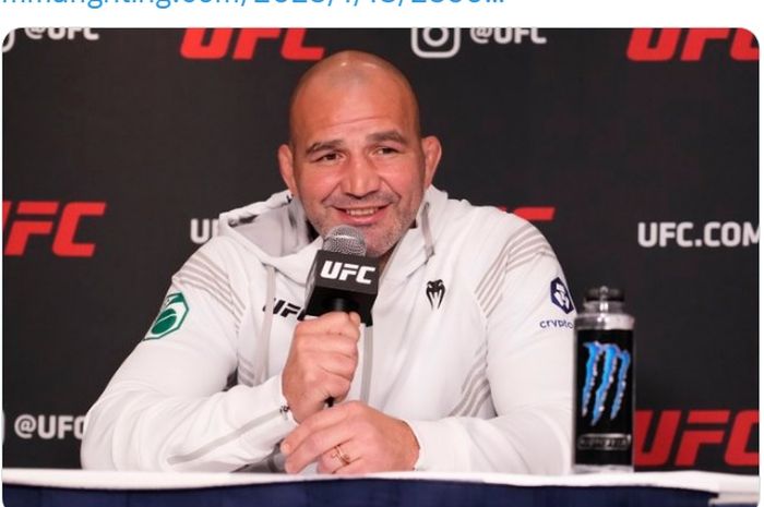 Jagoan purba yang ambil bagian di UFC 283, Glover Teixeira bercerita tentang pengalamannya latihan diwarnai peluru melayang.