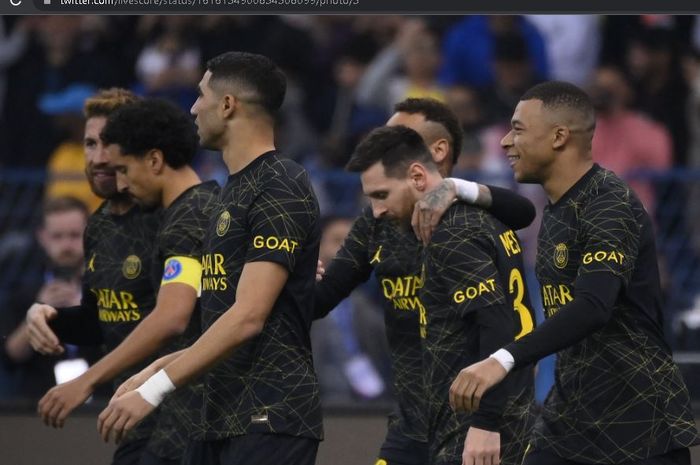 Para pemain PSG merayakan gol yang dicetak Lionel Messi ke gawang Riyadh XI