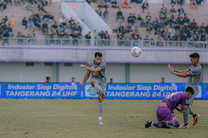 George Brown, saat debut bersama Persebaya Surabaya dalam pertandingan melawan Persita, Rabu (18/1/2023).