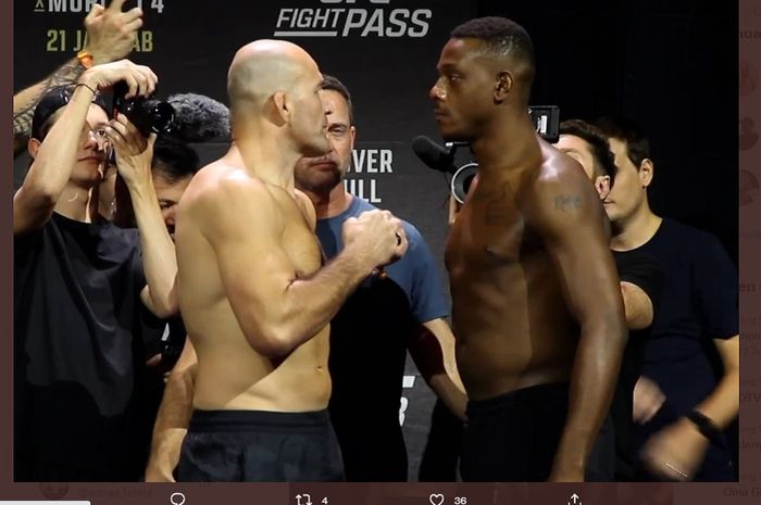 Petarung kelas berat ringan, Glover Teixeira (kiri) dan Jamahal Hill (kanan) pada sesi seremoni timbang berat badan jelang UFC 283