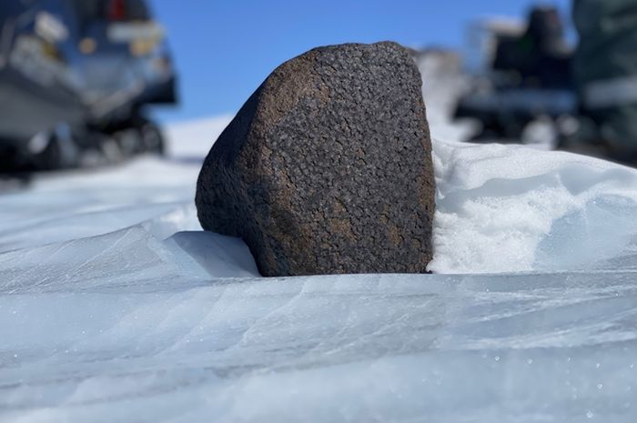 Para peneliti telah menemukan meteorit dengan berat lebih dari 7 kg di Antartika