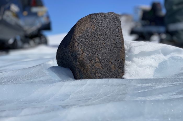 Para peneliti telah menemukan meteorit dengan berat lebih dari 7 kg di Antartika