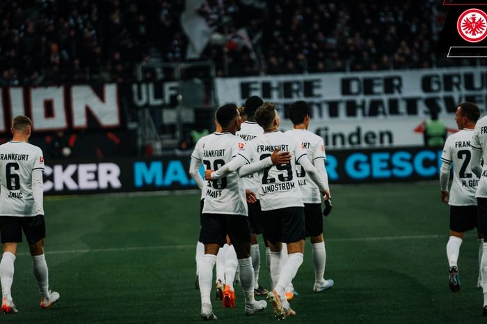 Eintracht Frankfurt sukses menembus posisi kedua dengan koleksi 30 poin di klasemen sementara Bundesliga berkat kemenangan 3-0 atas Schalke 04.