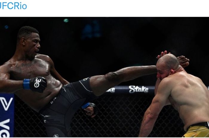 Momen duel Jamahal Hill (kiri) melawan Glover Teixeira (kanan) pada UFC 283, Minggu siang (22/1/2023) di Rio de Janeiro, Brasil.