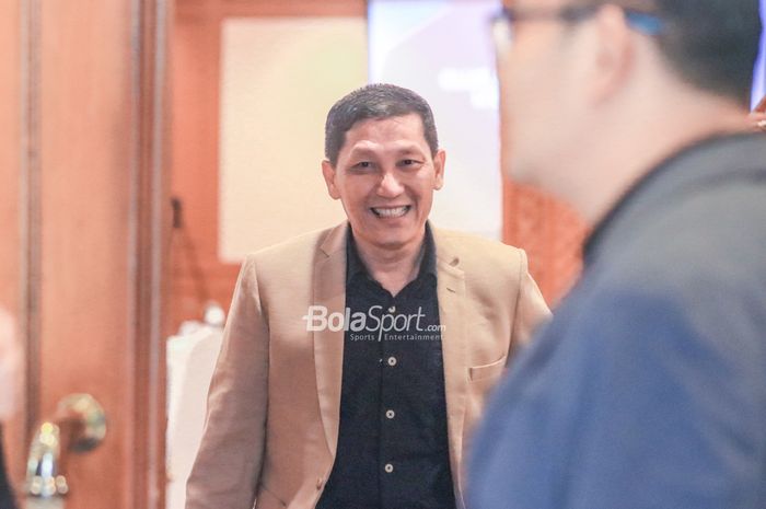 Direktur PT LIB (Liga Indonesi Baru), Ferry Paulus, memberikan senyuman saat ditemui di Hotel Sultan, Senayan, Jakarta, 24 Januari 2023.