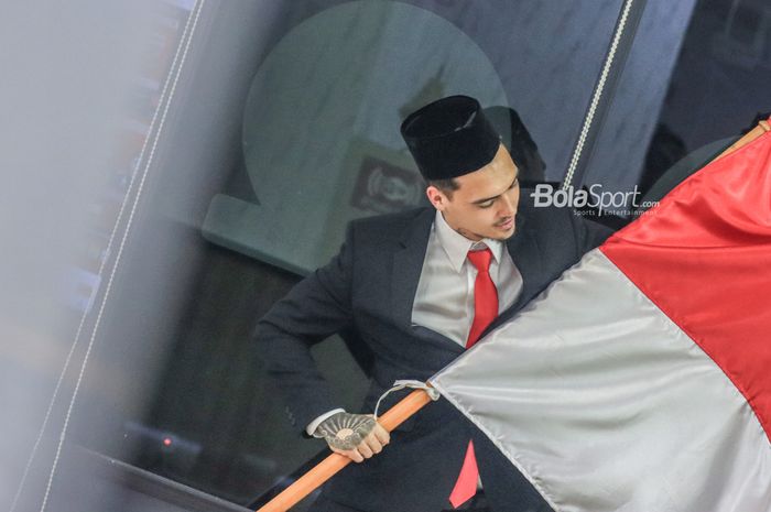 Pemain naturalisasi timnas Indonesia, Shayne Pattynama, sedang berfoto bersama bendera Merah Putih setelah sah menjadi WNI di Kantor Kemenkumham Wilayah DKI Jakarta, Cawang, Jakarta Selatan, 24 Januari 2023.