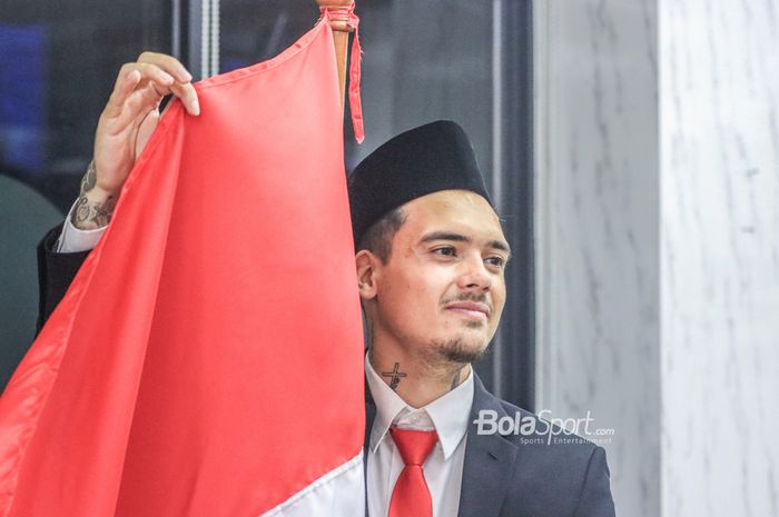 Pemain naturalisasi timnas Indonesia, Shayne Pattynama, sedang berfoto bersama bendera Merah Putih setelah sah menjadi WNI di Kantor Kemenkumham Wilayah DKI Jakarta, Cawang, Jakarta Selatan, 24 Januari 2023.