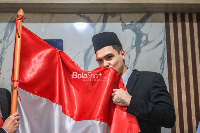 Pemain naturalisasi timnas Indonesia, Shayne Pattynama, mencium bendera Merah Putih di Kantor Kemenkumham Wilayah DKI Jakarta, Cawang, Jakarta Selatan, 24 Januari 2023.