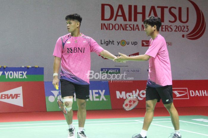 Atlet bulutangkis ganda putra Indonesia, Muhammad Rayhan Nur Fadillah dan Rahmat Hidayat , sedang bertanding di Istora Senayan, Jakarta pada 24 January 2023.