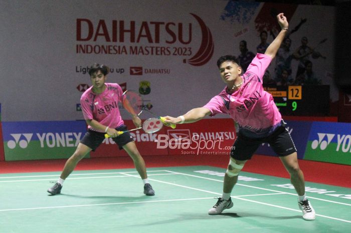 Atlet bulutangkis ganda putra Indonesia, Muhammad Rayhan Nur Fadillah dan Rahmat Hidayat , sedang mendapatkan tekanan. 