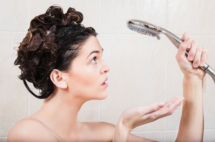 Gambar Cara Membersihkan Kerak di Shower