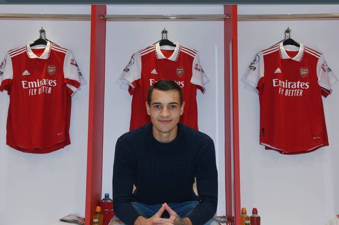 Arsenal resmi mendapatkan bek asal Polandia, Jakub Kiwior, dengan kesepakatan senilai 20 juta pounds dari Spezia.