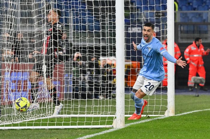 Gelandang Lazio, Mattia Zaccagni, merayakan golnya ke gawang AC Milan pada partai pekan ke-19 Liga Italia 2022-2023 di Stadion Olimpico, Selasa (24/1/2023).