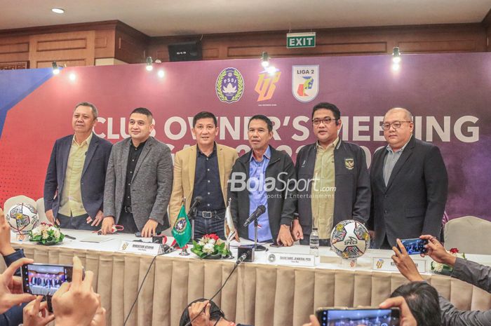 Sejumlah petinggi PT LIB (Liga Indonesia Baru) diantaranya Sudjarno, Munafri Arifuddin, Ferry Paulus, Yabes Tanuri dan ditemani perwakilan PSSI yakni Yunus Nusi serta Endri Irawan sedang foto bersama di Hotel Sultan, Senayan, Jakarta, 24 Januari 2023.