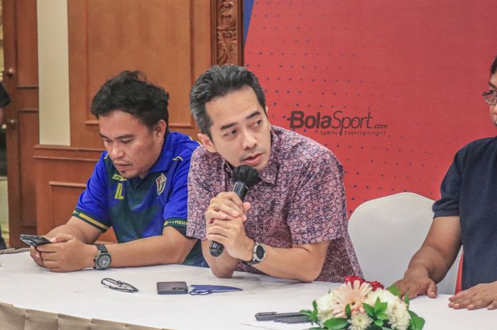 CEO (Chief Executive Officer) PSIM Yogyakarta, Bima Sinung Widagdo, sedang memberikan keterangan kepada awak media di Hotel Sultan, Senayan, Jakarta, 24 Januari 2023.