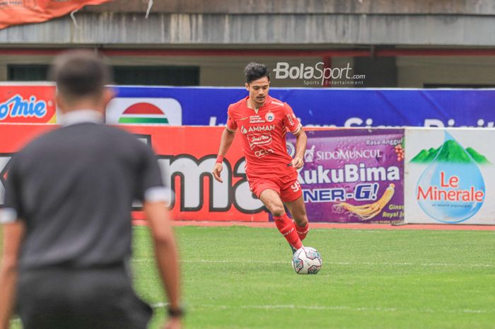 Penyerang Persija Jakarta, Aji Kusuma, sedang menguasai bola dalam laga pekan ke-20 Liga 1 2022 di Stadion Patriot Candrabhaga, Bekasi, Jawa Barat, 25 Januari 2023.