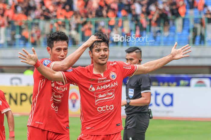 Hanif Sjahbandi (kiri) sedang merayakan gol yang dicetak Aji Kusuma (kanan) untuk Persija Jakarta dalam laga pekan ke-20 Liga 1 2022 di Stadion Patriot Candrabhaga, Bekasi, Jawa Barat, 25 Januari 2023.