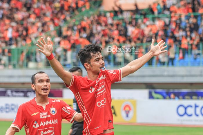 Penyerang Persija Jakarta, Aji Kusuma (kanan), sedang melakukan selebrasi seusai mencetak gol dalam laga pekan ke-20 Liga 1 2022 di Stadion Patriot Candrabhaga, Bekasi, Jawa Barat, 25 Januari 2023.