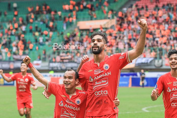 Riko Simanjuntak (kiri) sedang merayakan gol dari Abdulla Yusuf (kanan) untuk Persija Jakarta dalam laga pekan ke-20 Liga 1 2022 di Stadion Patriot Candrabhaga, Bekasi, Jawa Barat, 25 Januari 2023.
