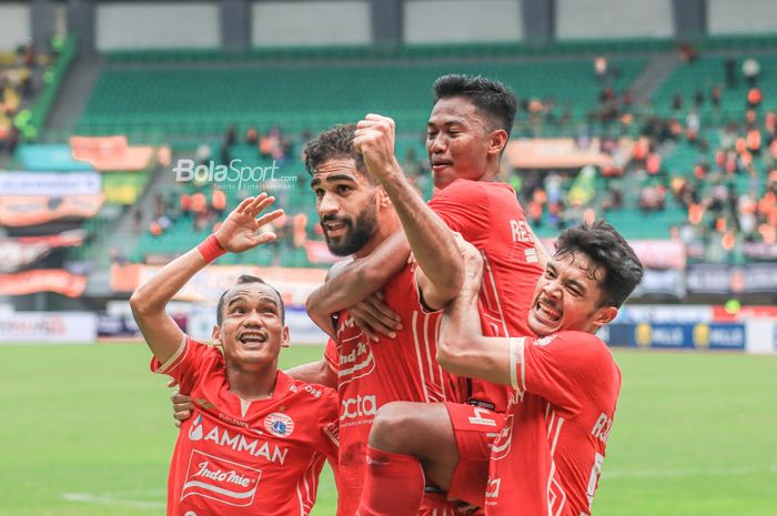 Riko Simanjuntak, Resky Fandi, dan Aji Kusuma sedang merayakan gol dari Abdulla Yusuf untuk Persija Jakarta dalam laga pekan ke-20 Liga 1 2022 di Stadion Patriot Candrabhaga, Bekasi, Jawa Barat, 25 Januari 2023.