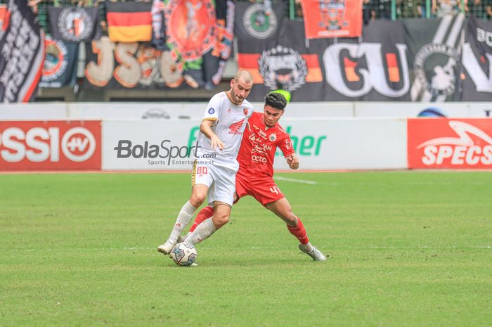 Gelandang PSM Makassar, Wiljan Pluim (kiri), sedang menguasai bola dan dibayangi bek Persija Jakarta bernama Muhammad Ferarri (kanan) dalam laga pekan ke-20 Liga 1 2022 di Stadion Patriot Candrabhaga, Bekasi, Jawa Barat, 25 Januari 2023.