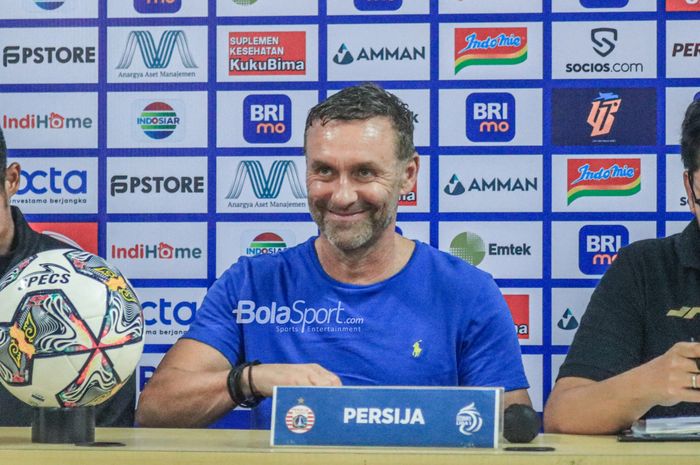 Pelatih Persija Jakarta, Thomas Doll, sedang memberikan senyuman saat menghadiri sesi jumpa pers setelah laga pekan ke-20 Liga 1 2022 di Stadion Patriot Candrabhaga, Bekasi, Jawa Barat, 25 Januari 2023.