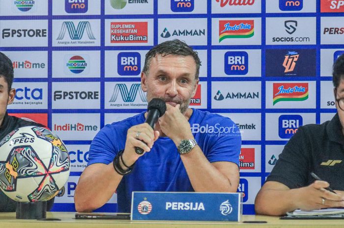 Pelatih Persija Jakarta, Thomas Doll, sedang memberikan keterangan kepada awak media setelah laga pekan ke-20 Liga 1 2022 di Stadion Patriot Candrabhaga, Bekasi, Jawa Barat, 25 Januari 2023.