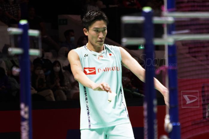 Tunggal putra asal Jepang, Kento Momota, saat tampil melawan Shi Yu Qi (China) pada babak pertama Indonesia Masters 2023 di Istora Senayan, Jakarta, Rabu (25/1/2023).