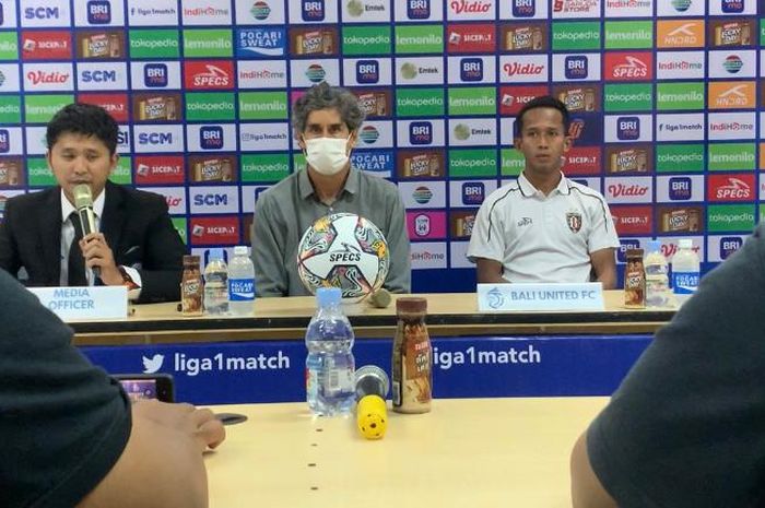 Stefano Cugurra dan M Rahmat seusai  Bali United bermain imbang 4-4 kontra RANS Nusantara dalam pekan ke-20 Liga 1 2022/2023 di Stadion Pakansari, 