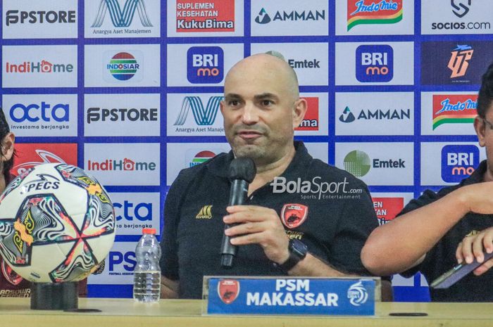 Pelatih PSM Makassar, Bernardo Tavares, sedang memberikan keterangan kepada awak media setelah laga pekan ke-20 Liga 1 2022 di Stadion Patriot Candrabhaga, Bekasi, Jawa Barat, 25 Januari 2023.